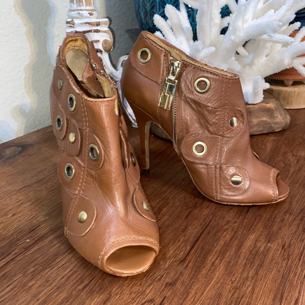 Beautiful leather L.A.M.B. Heels